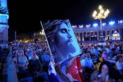 Public attending the concert in the Plaza de San Pedro.
