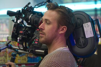 Gosling, aquí intentando huir de los memes agazapado tras su cámara (y futuro plof como debutante en la dirección, ‘Lost River’).