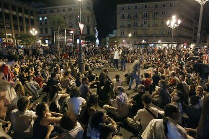 Asamblea nocturna en Jacinto Benavente, tras las cargas.