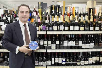 Owner Víctor Fernández shows off his gourmet products.