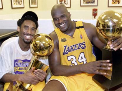 Kobe Bryant y Shaquille O&#39;Neal, las figuras de los Lakers, sonríen con sus trofeos.