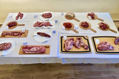 MESA CON LOS DISTINTOS CORTES DE IBÉRICO DE BELLOTA / CAPEL