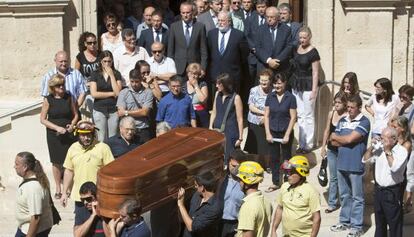 Brigadistas, bomberos, vecinos y políticos en el funeral del brigadista fallecido en el incendio celebrado en La Pobla del Duc.