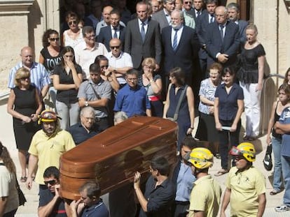 Brigadistas, bomberos, vecinos y pol&iacute;ticos en el funeral del brigadista fallecido en el incendio celebrado en La Pobla del Duc.