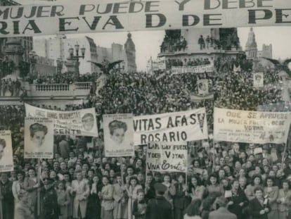 Concentración a favor del voto femenino frente al Congreso de Buenos Aires, en la década de los 40.