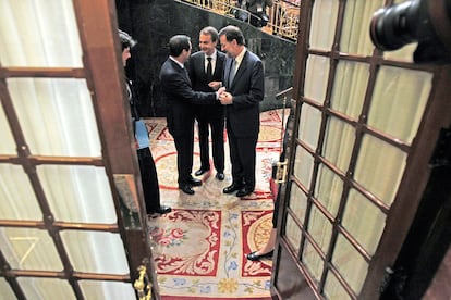 El presidente Zapatero conversa con el presidente del Congreso, José Bono, en el Congreso de los Diputados el 10 de marzo de 2011.