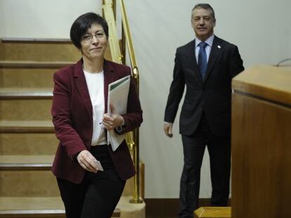 Estefanía Beltrán de Heredia, por delante del lehendakari Urkullu en el Parlamento.