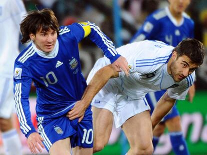 Papadopoulos intenta parar a Messi.