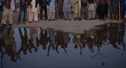 Activistas paquistaníes del grupo religioso Tehreek-i-Labaik Yah Rasool Allah Pakistán sostienen bambúes y varillas de acero bloquean una carretera durante una protesta en Islamabad (Pakistán).