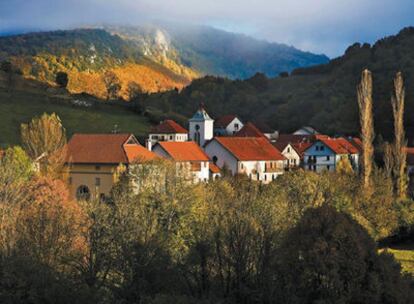 Vista del pueblo de Aribe, referente del turismo rural en Navarra