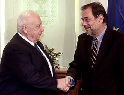 El primer ministro israelí, Ariel Sharon (izquierda), saluda al jefe de la diplomacia de la UE, Javier Solana.