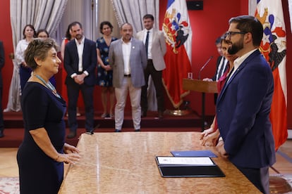 El presidente de Chile, Gabriel Boric (d), habla ante Jessica López durante su nombramiento como nueva ministra de Obras Públicas.