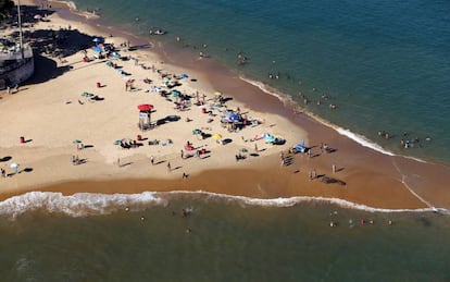 Pessoas voltam a ocupar a praia em Vila Velha, neste domingo.