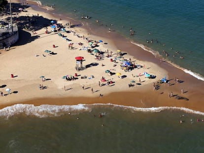 Pessoas voltam a ocupar a praia em Vila Velha, neste domingo.