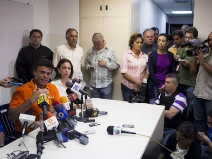 Leopoldo Lopez e María Corina Machado durante a coletiva de imprensa convocada esta tarde em Caracas.