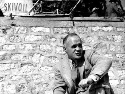 Jean Genet en la playa de Cannes, durante el festival de cine de 1957.