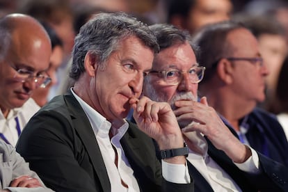 El líder del PP, Alberto Núñez Feijóo, junto a su antecesor en el cargo y ex presidente del Gobierno, Mariano Rajoy.