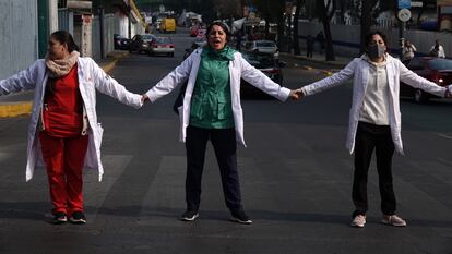 Médicos del Hospital de Pemex de Azcapotzalco bloquean una calle para protestar, el pasado 23 de diciembre en Ciudad de México.