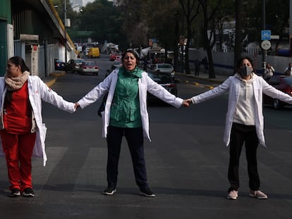 Médicos del Hospital de Pemex de Azcapotzalco bloquean una calle para protestar, el pasado 23 de diciembre en Ciudad de México.