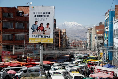 Una valla publicitaria del Tribunal Electoral Departamental, en La Paz, llama a votar en la primera vuelta presidencial de este 17 de agosto en Bolivia