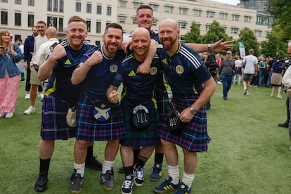 La afición escocesa anima a su selección de fútbol en la Puerta de Brandeburgo, en Berlín, antes de comenzar el partido inaugural.
