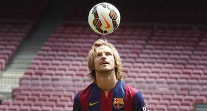 Rakitic, durante su presentación en el Camp Nou.