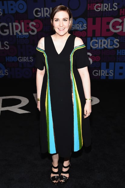 Lena Dunham continúa poniéndose lo que le gusta cuando le apetece, aunque no le favorezca. Para asistir al estreno de la cuarta temporada de la serie Girls, eligió este colorido vestido de Creatures of the Wind.