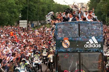 Los jugadores del Real Madrid celebran, a su llegada a la plaza de Cibeles, la octava copa de Europa del club, el 25 de mayo de 2000.