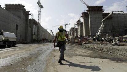 Un trabajador, en las obras de ampliaci&oacute;n del Canal.