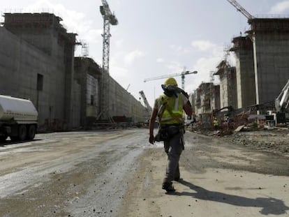 Un trabajador, en las obras de ampliación del Canal.