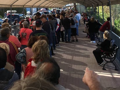No sábado, centenas de turistas esperam mais de duas horas em uma fila para voltar aos Estados Unidos, em Los Algodones, no México