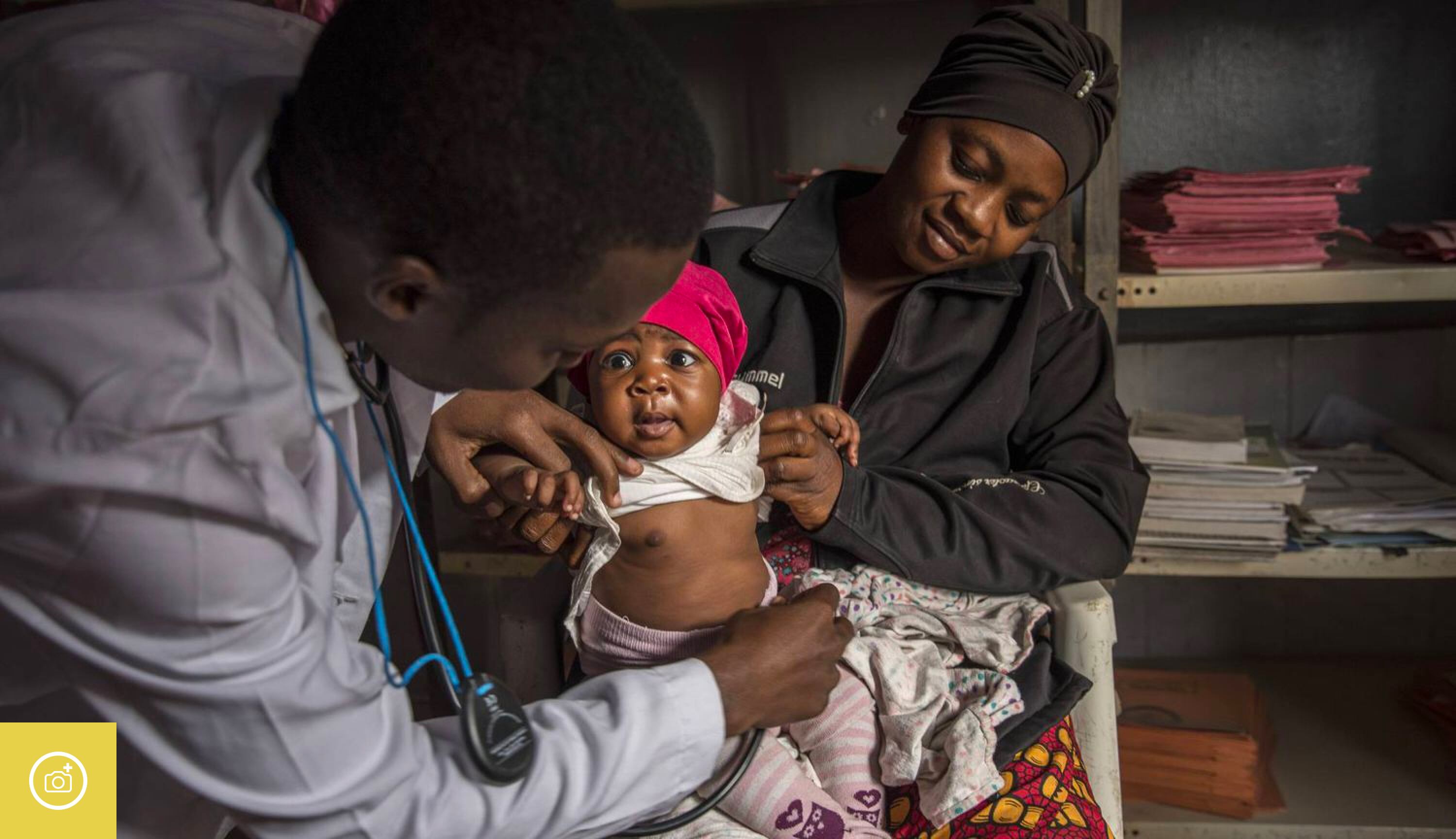 Los sanitarios capacitados y equipados para apoyar tanto la prevención como el tratamiento de la neumonía pueden cambiar el curso de la enfermedad y mantener con vida a todos los niños. Un médico examina a Beatrice, una bebé de un año, en una clínica de salud en Yola, en el estado de Adamawa, al noreste de Nigeria.