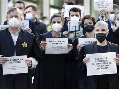 Letrados de la administración de justicia se han concentrado este miércoles ante la Ciudad de la Justicia de Barcelona con motivo de la huelga convocada en el sector.