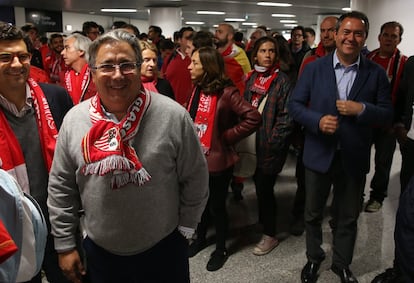 El alcalde en funciones de Sevilla, Juan Ignacio Zoido (i), y el candidato del PSOE a la Alcaldía, Juan Espadas, han acudido a Varsovia para apoyar al Sevilla FC.