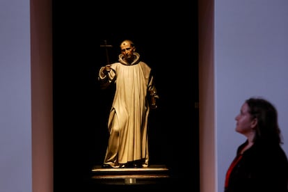 Una mujer observa la escultura de ‘San Bruno’ de Martínez Montañés en la exposición ‘El arte nuevo de hacer imágenes’, en la catedral de Valladolid.