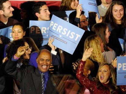 Simpatizantes democratas festejam a vitória na Câmara dos Representantes dos EUA.