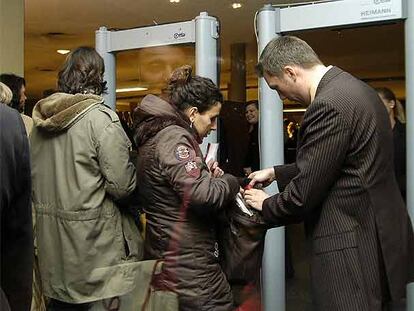 Un policía registra el bolso de una espectadora ayer en la Deutsche Oper de Berlín.