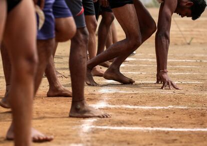 Varios hombres participan en las pruebas de reclutamiento para el puesto de alguacil en Thane a las afueras de Bombay (India). Cerca de 49.032 candidatos compiten en las pruebas para un total de 238 plazas en la localidad de Thane.