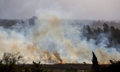 Vista de un incendio causado por varios misiles lanzados desde Siria al norte de Israel, el jueves.