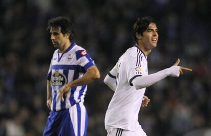 Kaká celebra su gol con Valerón de fondo.