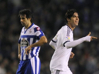 Kaká celebra su gol con Valerón de fondo.