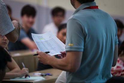 Un profesor pasa lista a los alumnos en una de las clases de la Universidad de Sevilla, este martes.