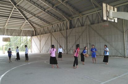 La práctica de deportes en equipo como actividades extraescolares son también parte de la programación del centro de Don Bosco Poipet para luchar contra el trabajo infantil. En la imagen, un grupo de chicas juega al baloncesto en la cancha principal del colegio.