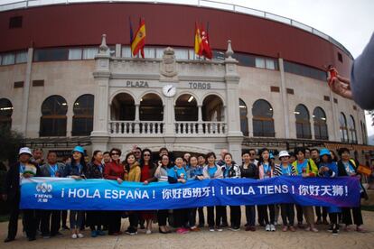 Los empleados de la empresa china Tiens que han sido invitados a unas vacaciones en España por sus buenos resultados se fotografían a su llegada a la plaza de toros cubirta de Moralzarzal, gracias a que la lluvia les dio un respiro. Portaban una pancarta que rezaba: "Hola España".