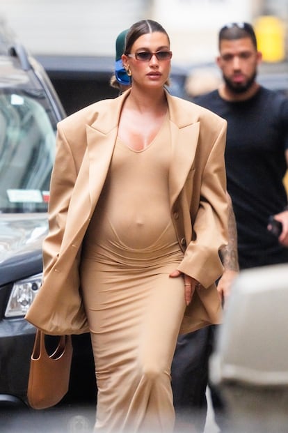 Una embarazada Hailey Bieber por las calles de Tribeca, en Nueva York, el pasado mes de junio.