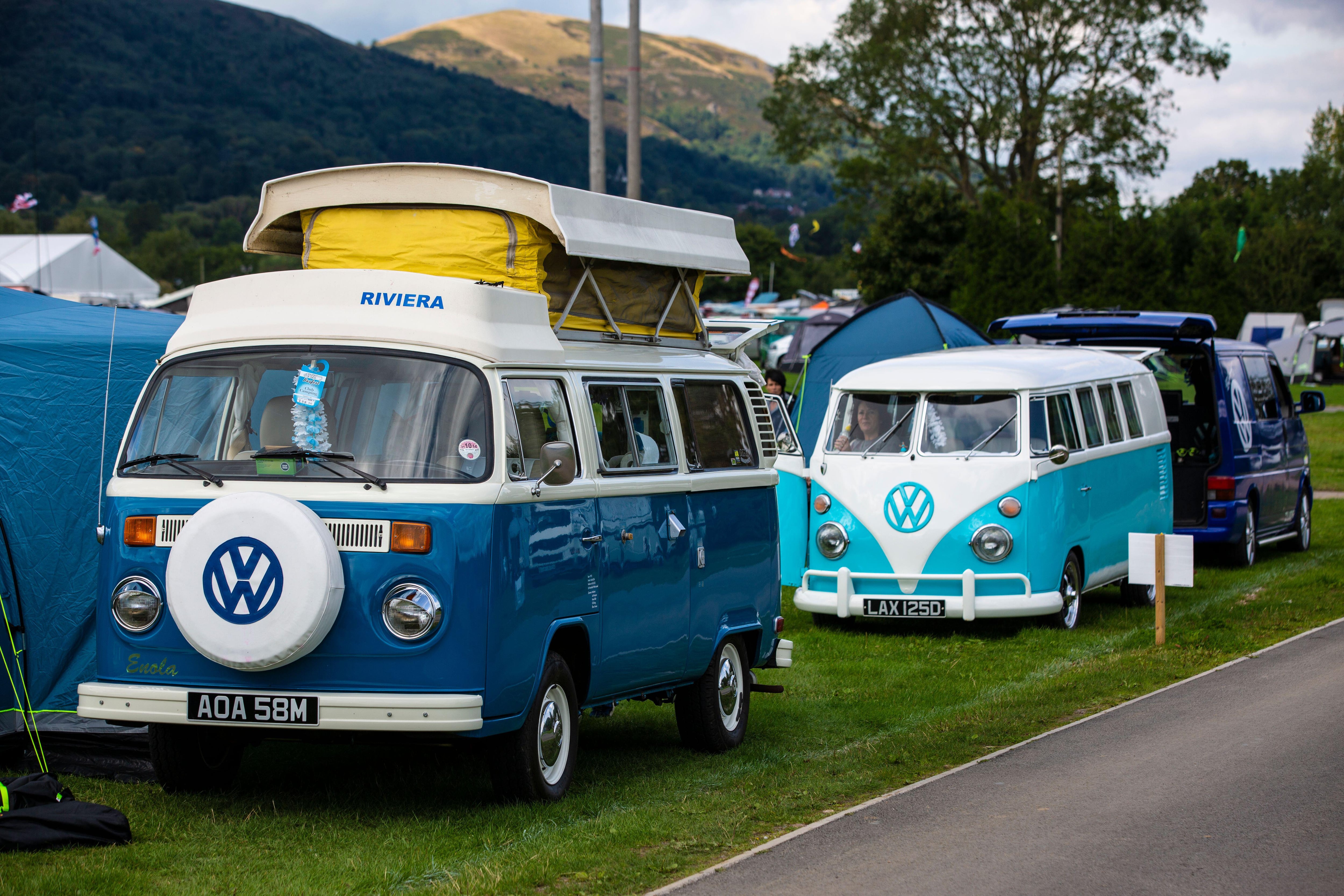 Varias furgonetas Volkswagen Combi en el Busfest de Malvern, que se celebra anualmente en el condado de Worcestershire (Reino Unido).
