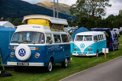 Varias furgonetas Volkswagen Combi en el Busfest de Malvern, que se celebra anualmente en el condado de Worcestershire (Reino Unido).