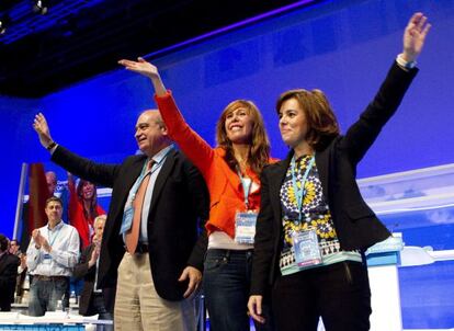 Sánchez-Camacho junto a Jorge Fernánbdez Díaz, ministro del Interior, y Soraya Sáenz de Santamar.