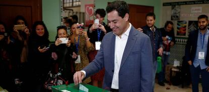 El candidato Popular, Juan Manuel Moreno Bonilla, vota en Málaga. 