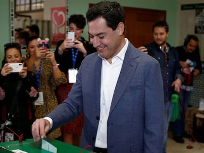 El candidato Popular, Juan Manuel Moreno Bonilla, vota en Málaga. 